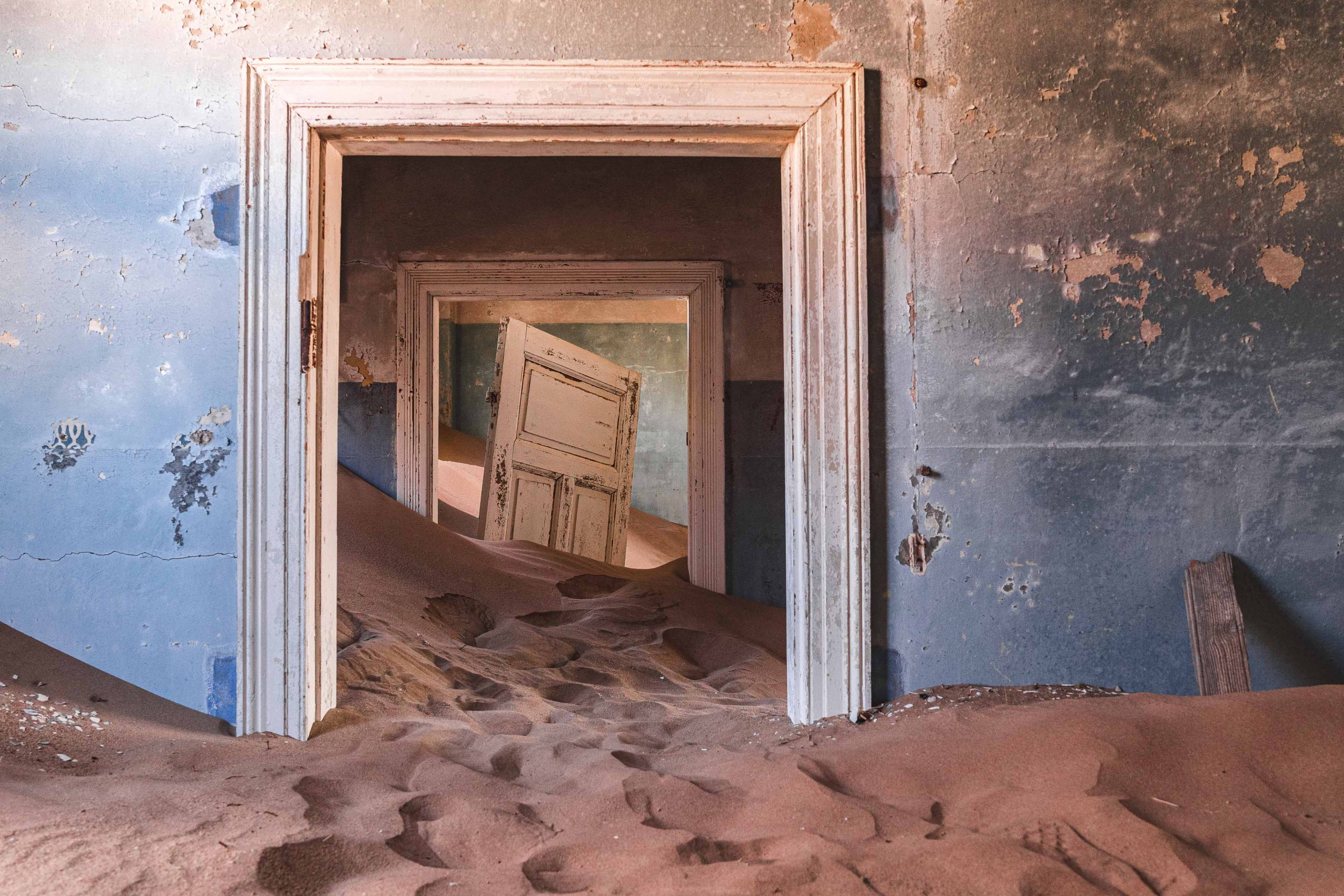 Kolmanskop Namibias Ghost Town Buried in Sand pic